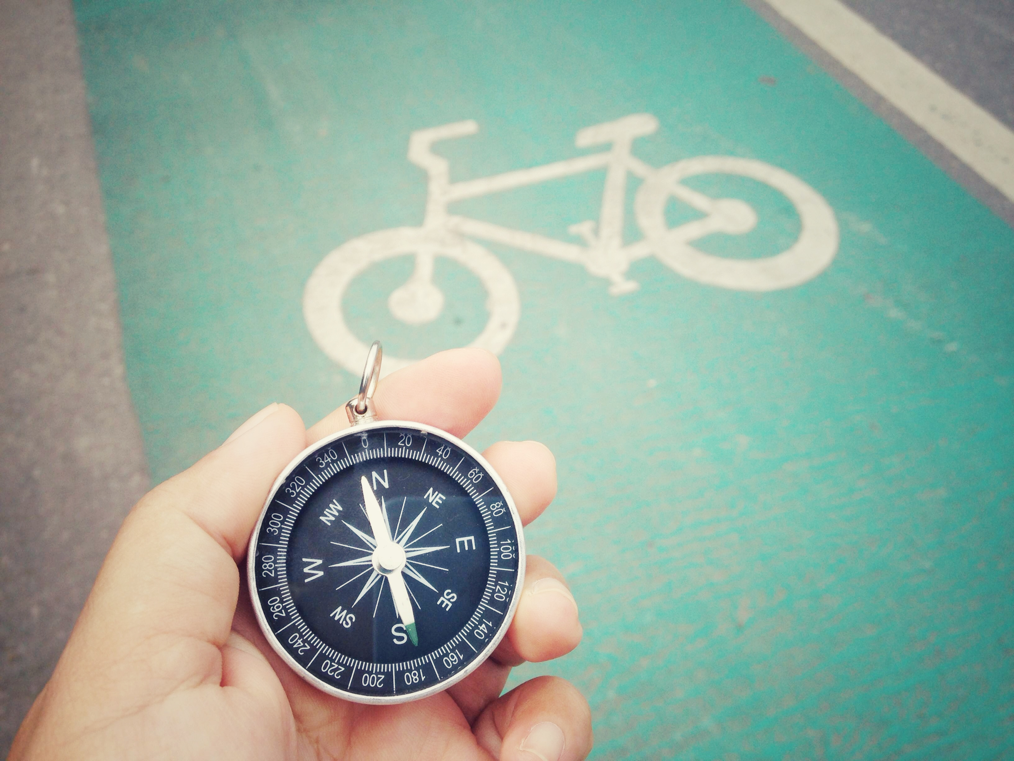 Kompas og cykelsti